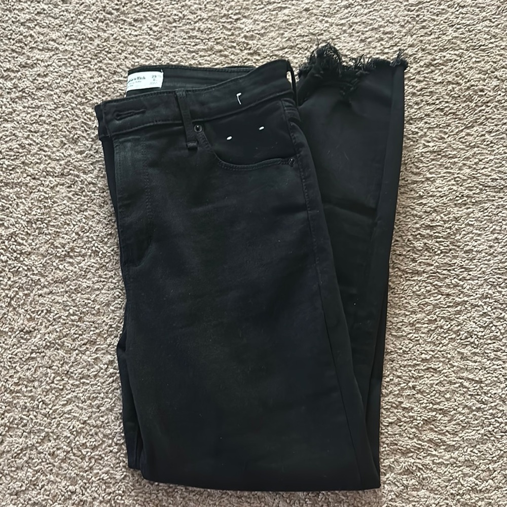 Like new Abercrombie “the super skinny ankle high rise” in 29/8 xs in length